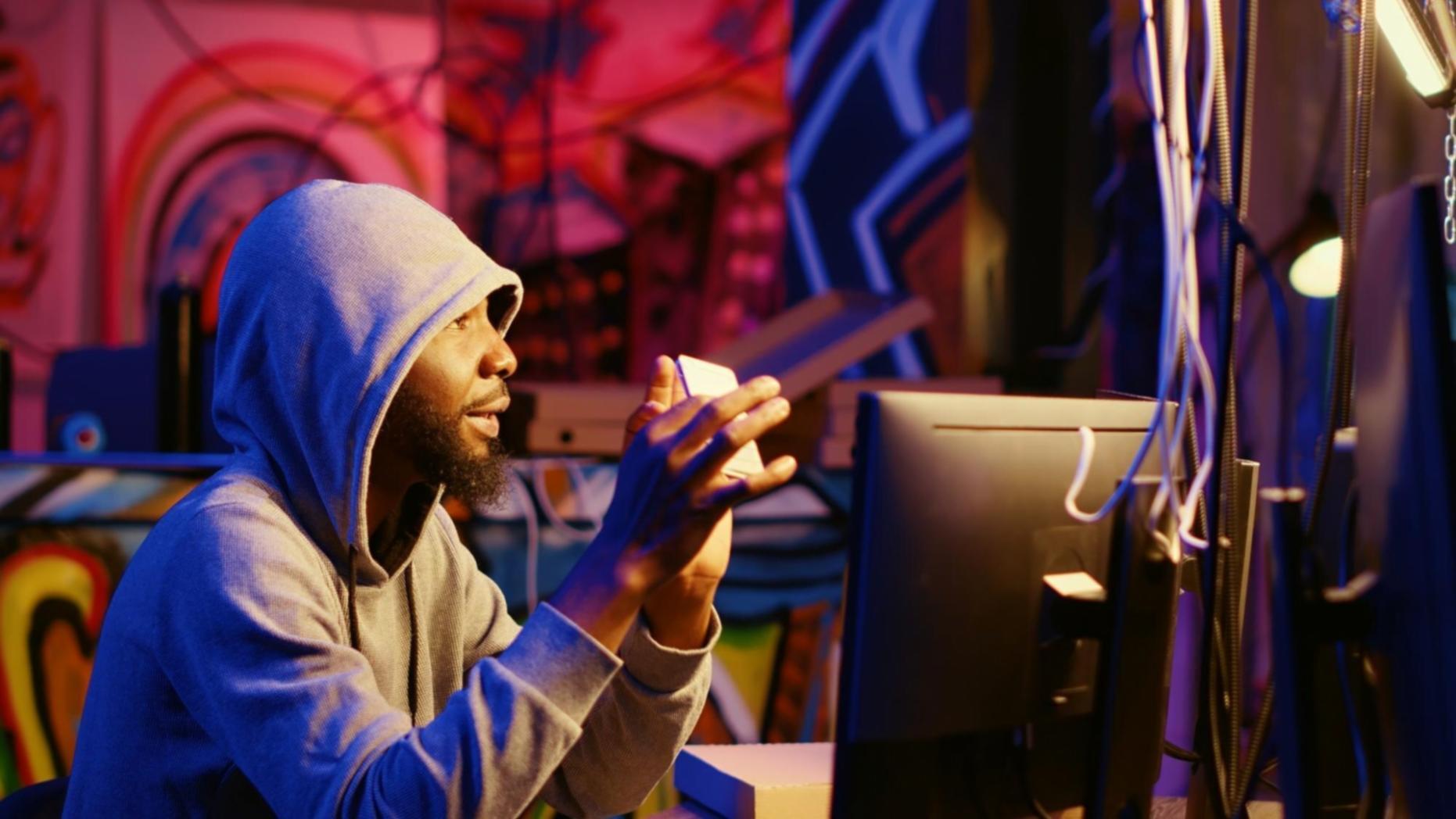 Student beim konzentrierten Online-Lernen mit digitalen Ressourcen