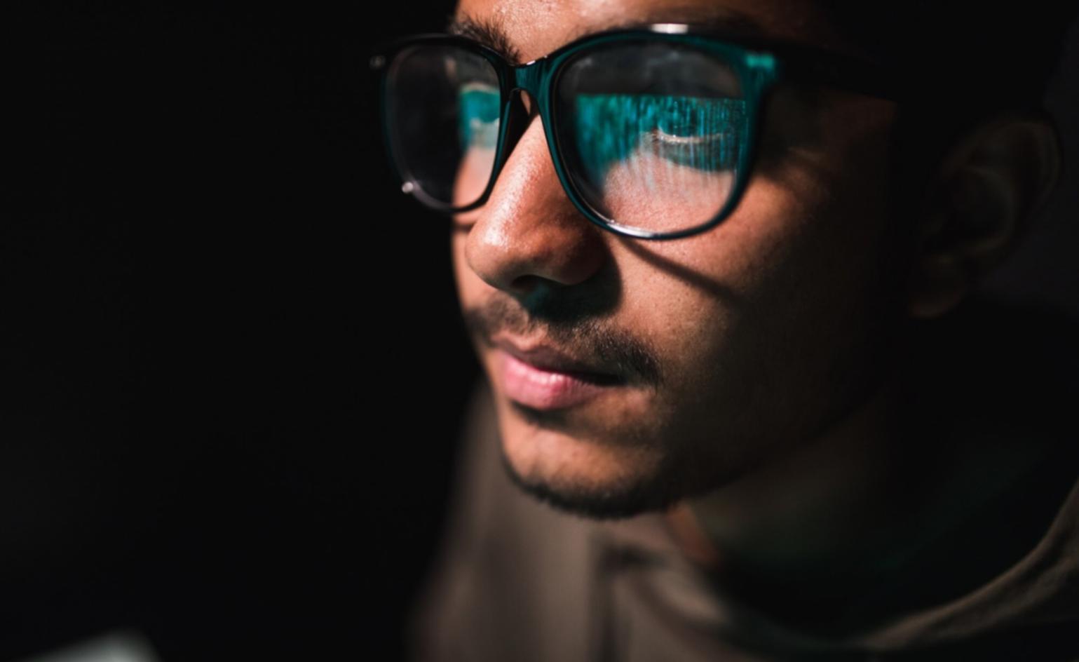 Studierende arbeiten an KI-Modellen am Computer