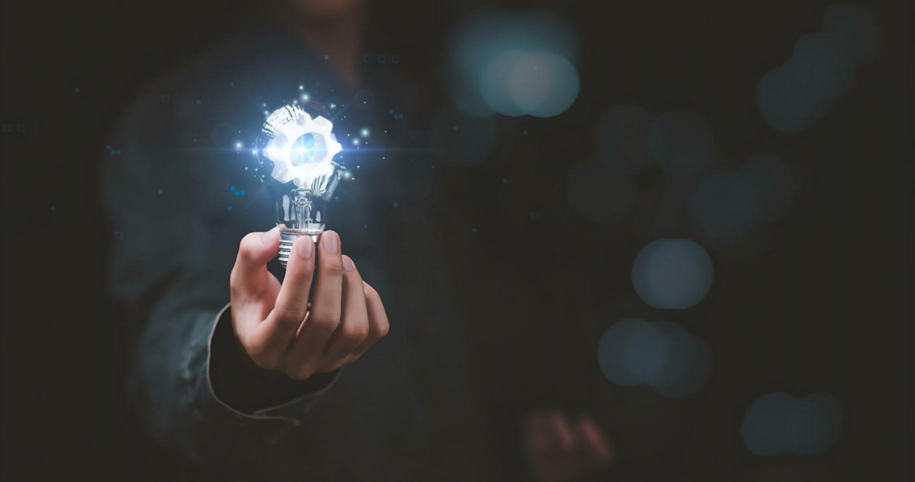 Organisierter Arbeitsplatz mit Laptop und Lernmaterialien für effektives Fernlernen